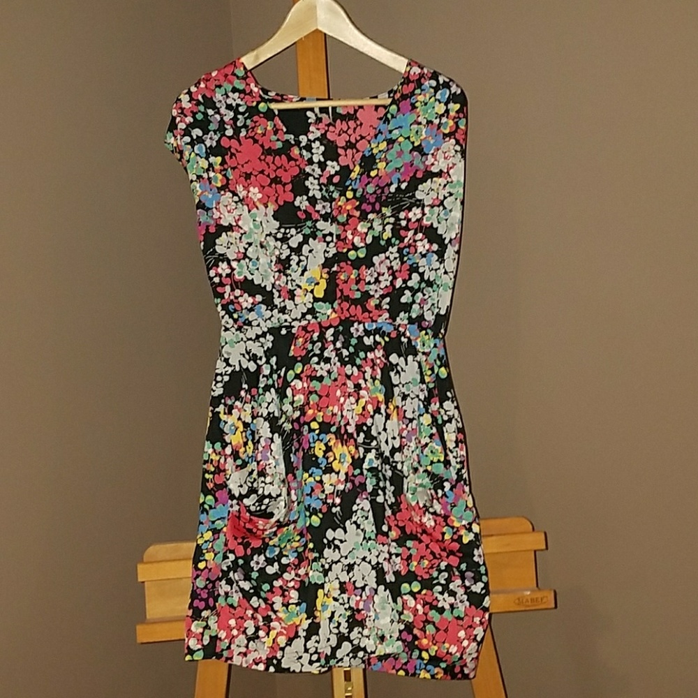 Flowered v-neck dress